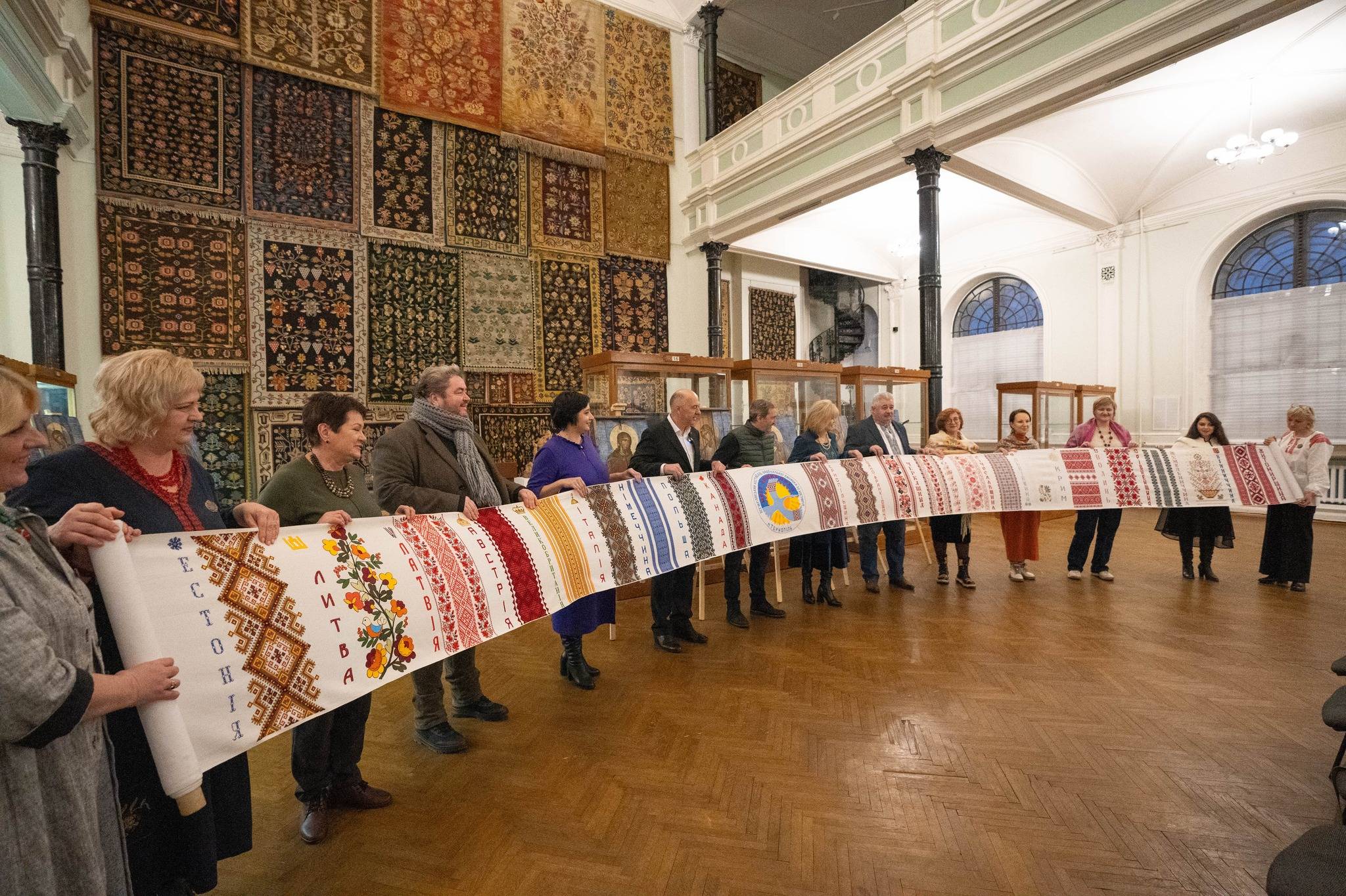 ЦВІТ ВИШИВАНКИ: ПРЕЗЕНТАЦІЯ РУШНИКА ЄДНАННЯ