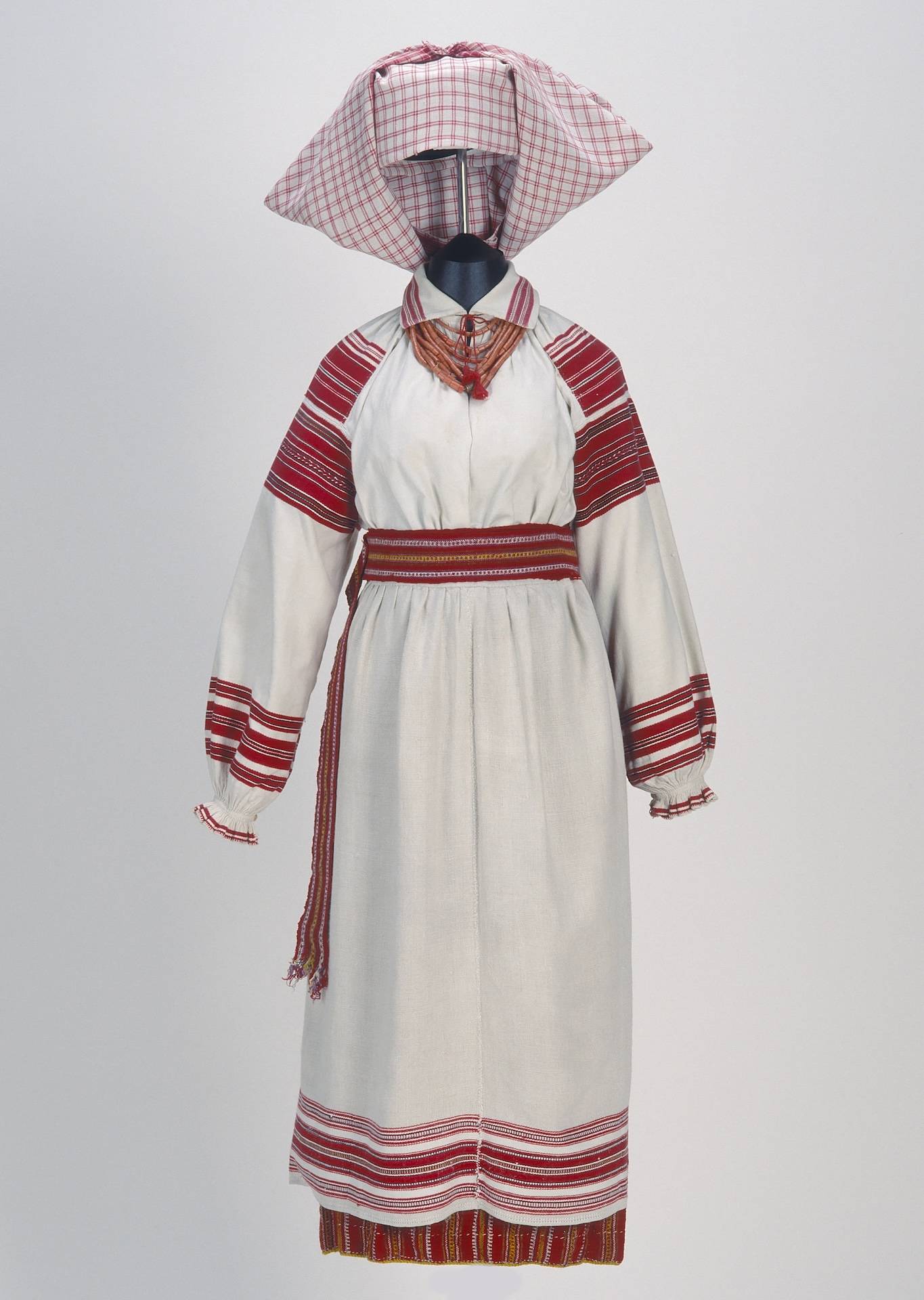 Дівочий святковий одяг. Волинська обл.