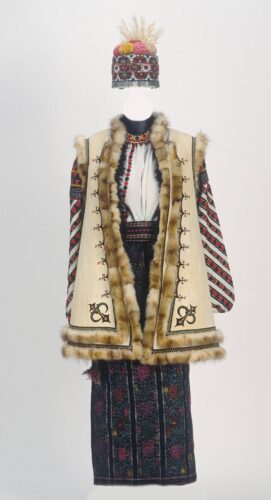 Дівочий святковий одяг. Чернівецька обл.